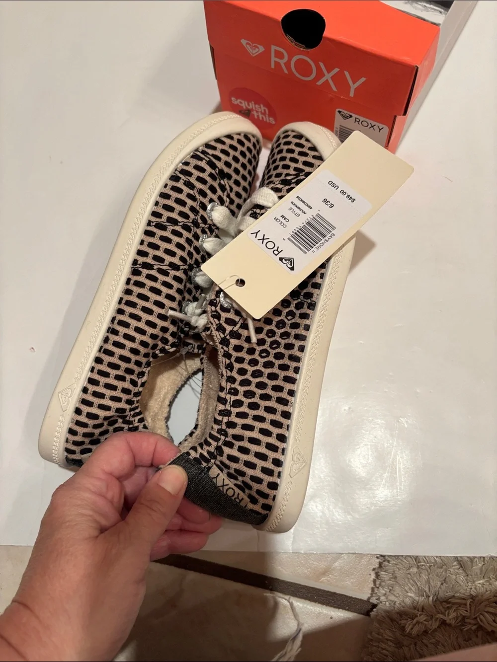 NWT Roxy bayshore II Beige and Black Patterned Lace-Up Sneakers 6 surf squish